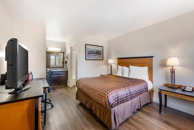غرفة قياسية بسرير كوين، Rodeway Inn At Nevada State Capitol 2/6