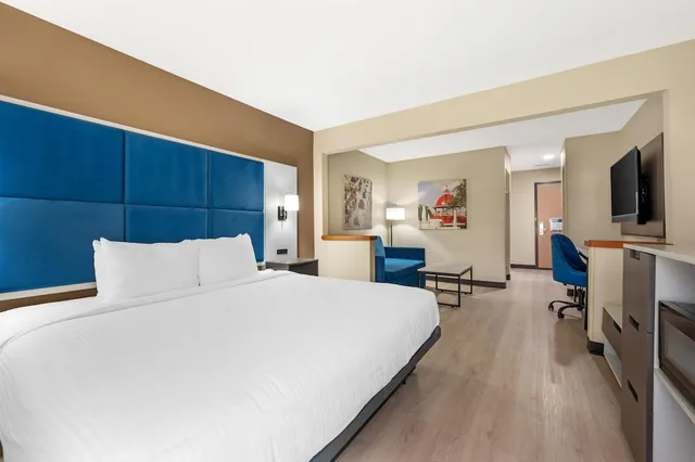 غرفة قياسية بسرير كينج مع أريكة لذوي الإعاقة، Best Western Forsyth - Decatur 1/6