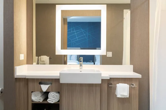 جناح بسرير كينج مع سرير سحّاب إضافي لذوي الإعاقة، SpringHill Suites by Marriott Cape Canaveral Cocoa Beach 10/10