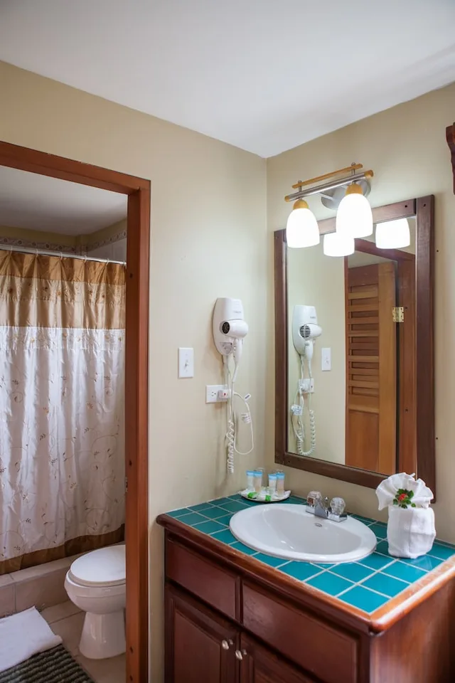 غرفة بسريرين كوين بإطلالة على النهر، Black Orchid Resort 5/5