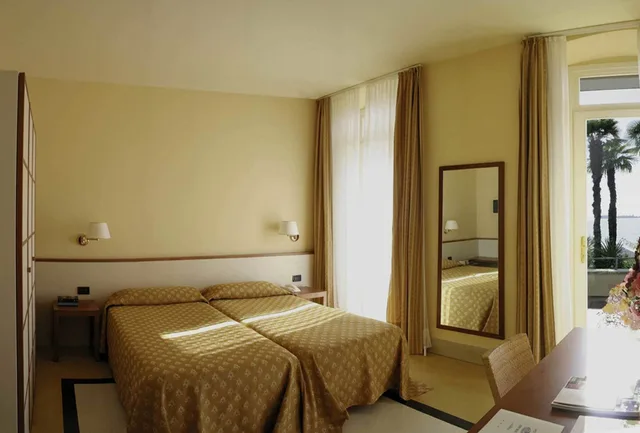 غرفة كلاسيكية بسرير مزدوج بإطلالة على البحيرة بشرفة، Hotel Monte Baldo and Villa Acquarone 1/2