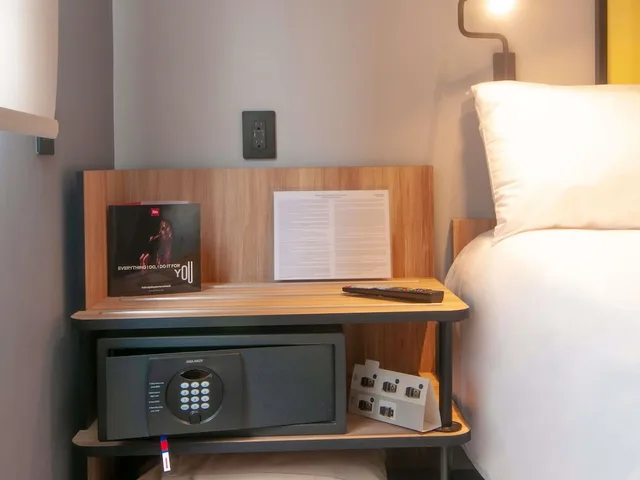Room, 2 Double Beds, Ibis Monterrey Aeropuerto 7/10