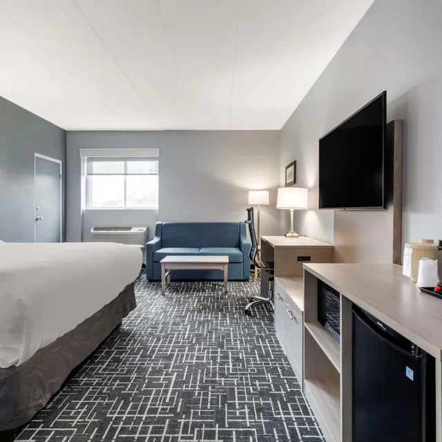 Deluxe, King Bed, No Elevator, Sofa، Comfort Inn Hyannis - Cape Cod 9/10