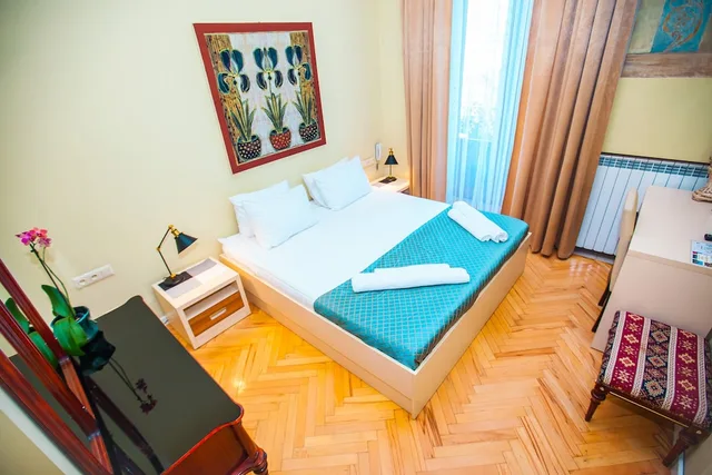 غرفة كلاسيكية بسرير كينج بشرفة، Hotel Rustaveli 3/9
