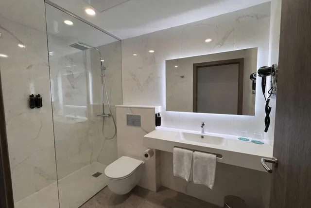 غرفة عائلية رباعية بسريرين منفصلين مع أريكة، Oca Playa de Foz Hotel Spa 4/5