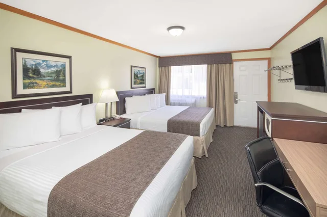 غرفة بسرير كينج وسرير كوين في الطابق الأرضي، Travelodge by Wyndham Golden Sportsman Lodge 3/15