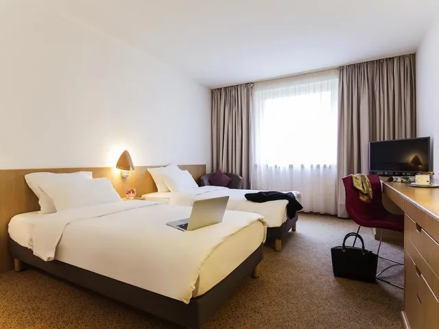 Standard, Queen Bed, Sofa, Novotel Dusseldorf City West 3/8
