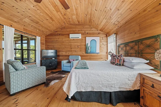 Luxury, Cabin, King Bed, Hill View, Hot Tub, City on a Hill at Spring Creek 1/7