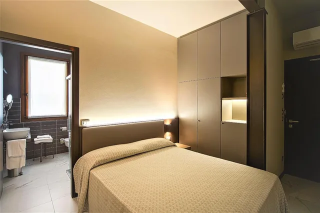 غرفة صغيرة مزدوجة، Aaron Hotel 1/2
