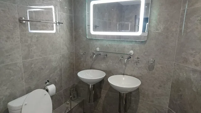 غرفة ديلوكس بسرير مزدوج بحوض استحمام، Avis Hotel Bromley 2/2