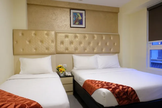غرفة ديلوكس عائلية بسرير كوين وسرير فردي، Sandpiper Hotel 4/9