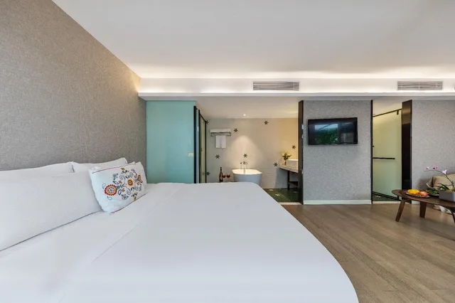 Suite, Bathtub, Shenzhen Crystal Garden 2/3