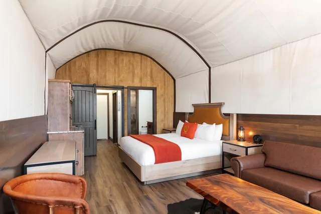 غرفة فاخرة بسرير كينج وسريرين منفصلين مع أريكة، Westgate River Ranch Resort & Rodeo 2/4