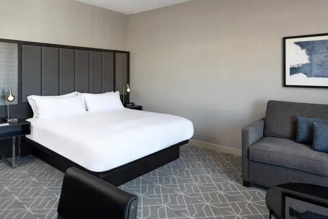 غرفة ديلوكس بسرير كينج وسرير كينج وسرير كوين بإطلالة، Renaissance Boston Patriot Place Hotel And Spa 2/6