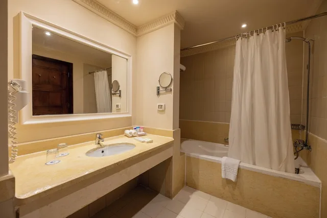 جناح بسرير فردي بإطلالة على البحر بشرفة بغرفة نوم واحدة، Continental Plaza Beach Resort 8/8