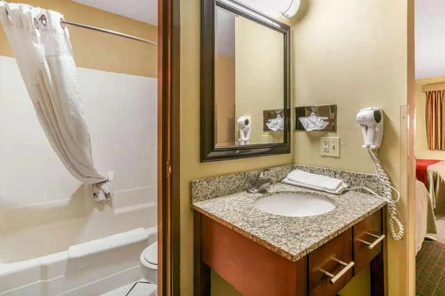غرفة بسرير مزدوج، Rodeway Inn Rapid City SD 10/10