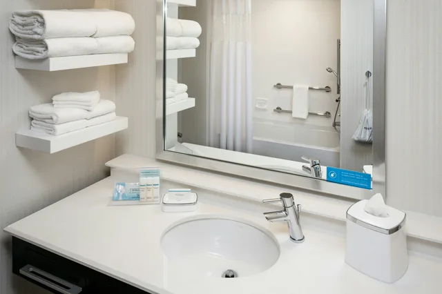 غرفة بسريرين كوين لذوي الإعاقة، Hampton Inn Suites By Hilton Seattle Northgate 3/4