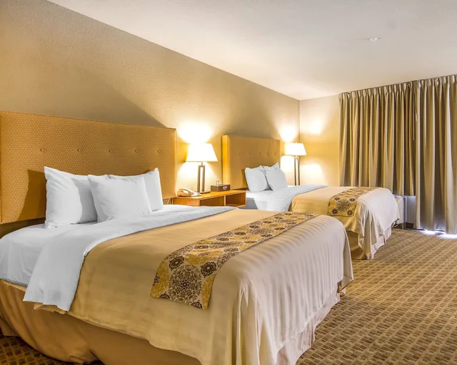 Standard, 2 Queen Beds, Lagoon View، Gaia Hotel Spa Redding Ascend Hotel Collection 7/10