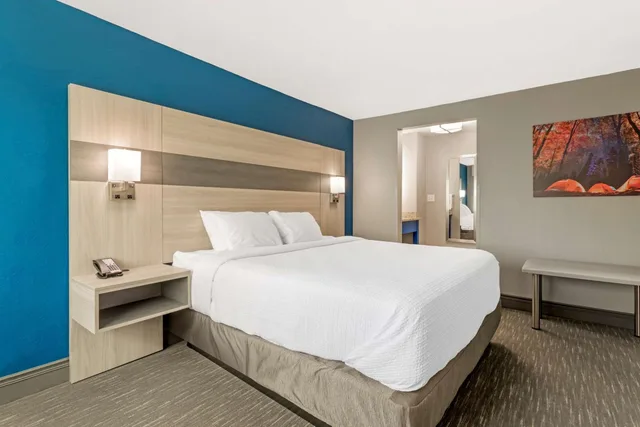 جناح بسرير كينج بغرفة نوم واحدة مع أريكة بمطبخ، Best Western Plus Cleveland Inn & Suites 2/7