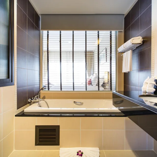 غرفة ديلوكس بسرير كينج بإطلالة على المسبح، Deevana Plaza Phuket Patong 10/10