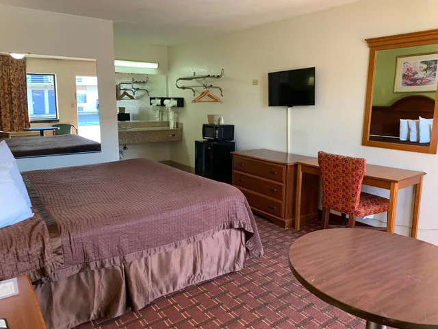 غرفة بسرير كينج للمدخنين، Regency Inn 6/9