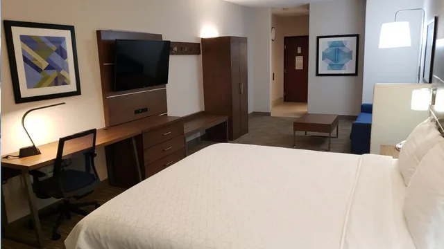 جناح تنفيذي بسرير كينج، Holiday Inn Express Hotel & Suites Weslaco 3/6