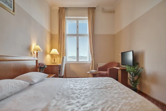 غرفة قياسية بسريرين منفصلين بإطلالة على البحر، Hotel Lovran 1/10