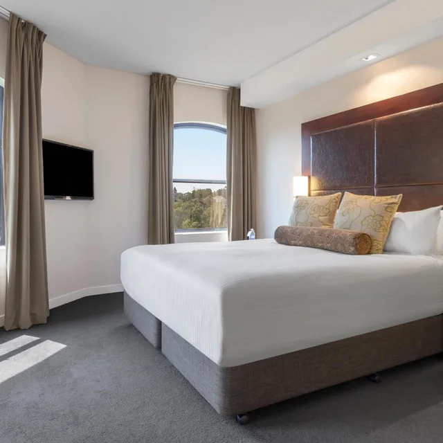 Spa, Suite, River View, Sofa، Amora Herencia Riverwalk Melbourne 2/5