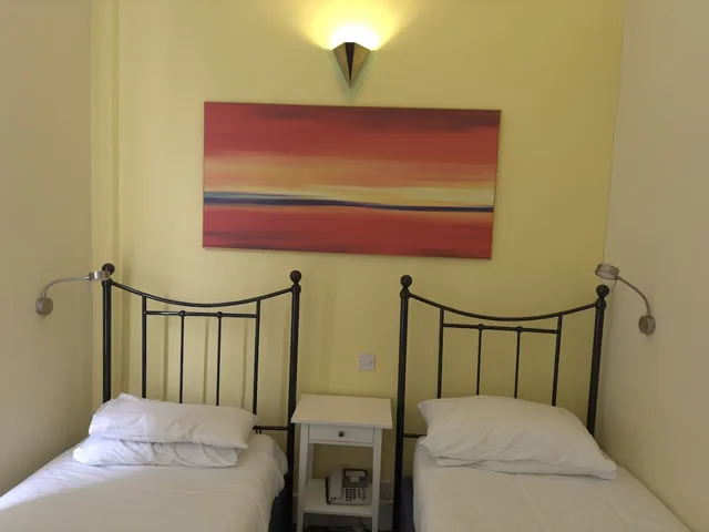 غرفة أساسية بسريرين منفصلين، Manor Hotel 2/4