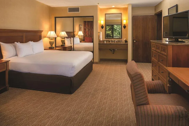 غرفة بسرير كينج وسريرين كوين بشرفة، Doubletree By Hilton Hotel Seattle Airport 5/7
