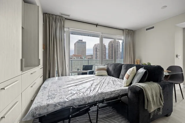 شقة حصرية بسريرين كوين بإطلالة على المدينة بغرفتي نوم مع أريكة بمطبخ، Teahouse Condos in Downtown Toronto 7/10