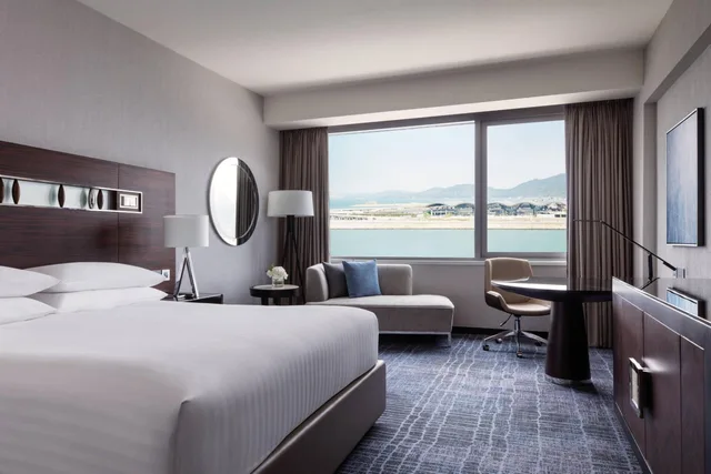 Room, King Bed, Sea View, Executive Lounge Access, Hong Kong Skycity Marriott Hotel 1/3