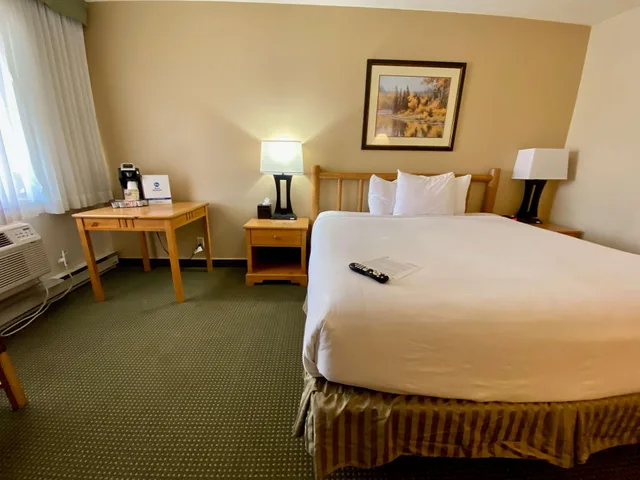 غرفة عائلية بسرير كينج وسرير بطابقين يُسمح فيها بالحيوانات الأليفة، Best Western Sheridan Center 1/3