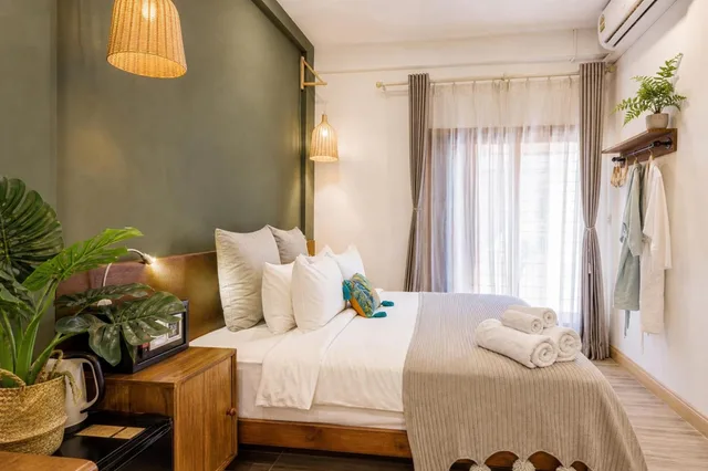 Room, King Bed, Garden View, Yolo Bangkok Boutique Hotel 1/10