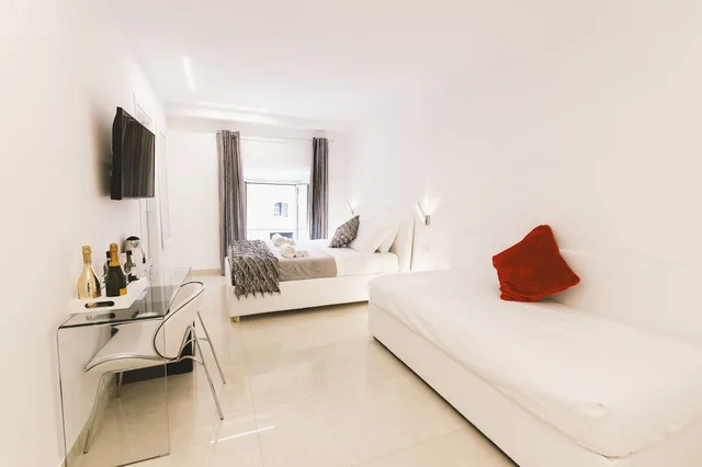 غرفة قياسية رباعية بسرير كوين وسريرين منفصلين بإطلالة على المدينة، San Pietro Grand Suite 1/5