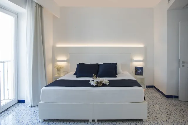 جناح جونيور بسرير مزدوج بإطلالة جزئية على البحر، Lloyd's Baia Hotel 1/8