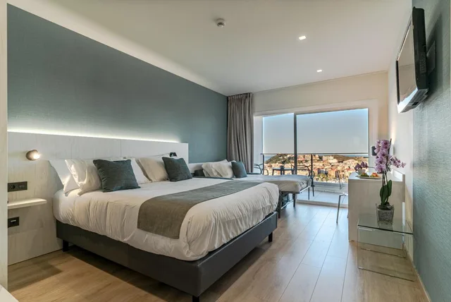غرفة فاخرة بسرير مزدوج بإطلالة على البحر، Ramada Resort by Wyndham Puerto de Mazarron 1/7