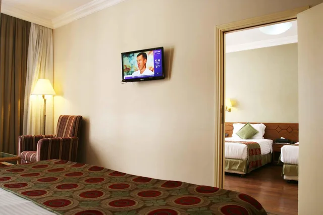 جناح عائلي بإطلالة على المدينة بشرفة بغرفتي نوم، Orient Prince Hotel 8/10