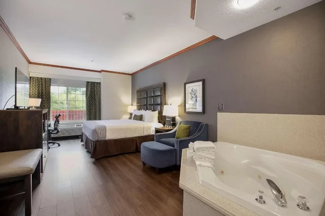 Spa, King Bed, Pool Access، Best Western Plus Northwind Inn Suites 10/10
