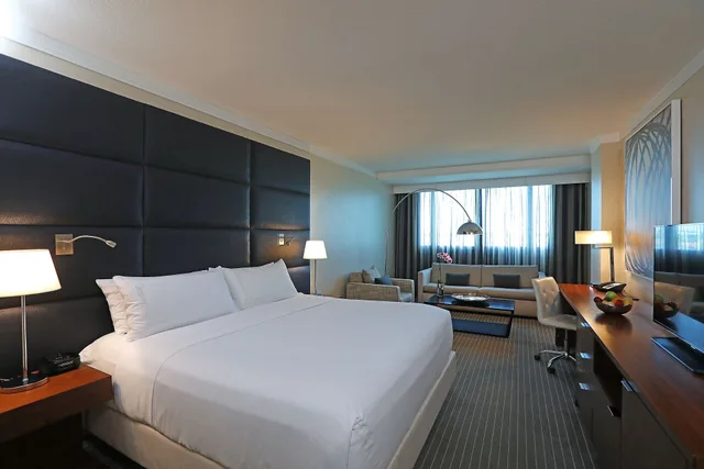 غرفة بزنس بسرير كينج، InterContinental at Doral Miami 1/5