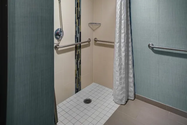 غرفة بسرير كينج مع أريكة بحوض استحمام لذوي الإعاقة، Hyatt Place Atlanta/Norcross/Peachtree 6/6