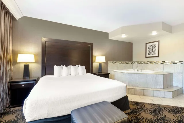 غرفة قياسية بسرير كينج بحوض جاكوزي، Best Western Plus Midwest Inn 4/6