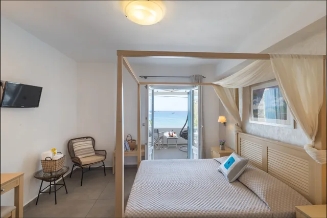 غرفة ديلوكس بسرير مزدوج بإطلالة على البحر بشرفة مع أريكة، Blue Harmony Hotel 1/3