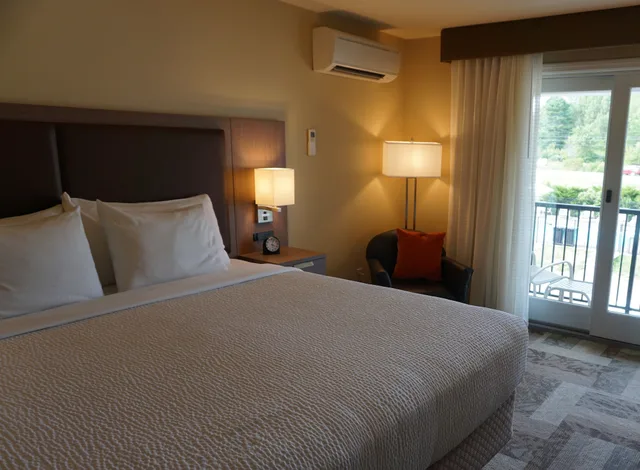 غرفة بسرير كينج بشرفة، Belfast Harbor Inn 1/8
