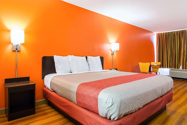 1 King Bed - Mobil Access Tub Nsmk Micfridg، Motel6 Cleveland, TN 2/4