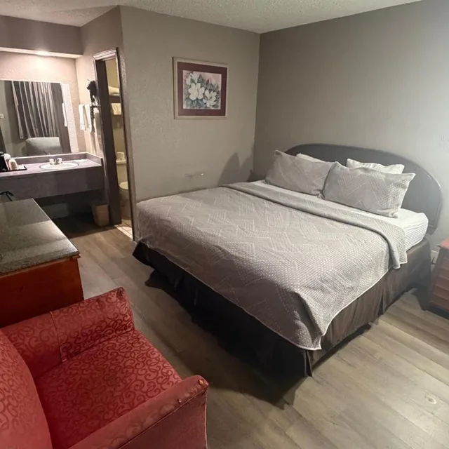 غرفة بسرير كينج للمدخنين، Colonial Inn 2/6