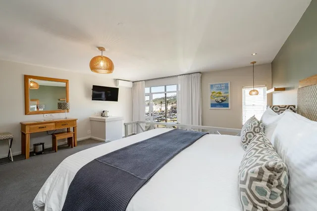 Room, King Bed, Mountain and Sea View، The Bay Hotel 1/7