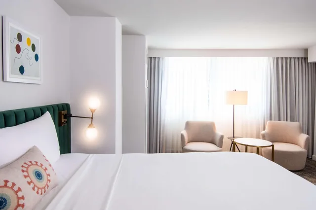 غرفة ملكية بسرير كينج بحوض استحمام لذوي الإعاقة، The Royal Sonesta Chicago Downtown 1/4