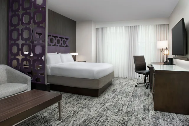 غرفة تنفيذية بسرير كينج مع أريكة، Courtyard By Marriott San Diego Downtown 2/7
