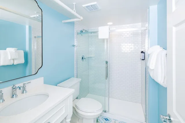 غرفة بسرير كينج وسرير كوين بإطلالة على المرفأ، Harbour View Inn 8/9